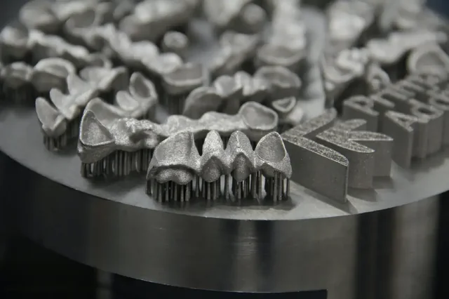 خدمات پرینت متال در مجموعه ماخ